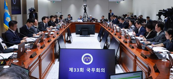 이재명 대통령(왼쪽 넷째)이 29일 서울 용산구 대통령실 청사에서 열린 국무회의에서 참석자들과 현안을 논의하고 있다. 이날 국무회의 토의 내용은 KTV 등을 통해 역대 최초로 생중계됐다. 연합뉴스