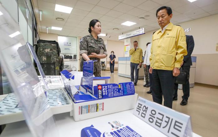 이두희(오른쪽) 국방부 차관이 30일 경기 성남시 국군수도병원에서 폭염 응급키트를 비롯한 온열질환 대응 의료체계를 점검하고 있다. 한재호 기자