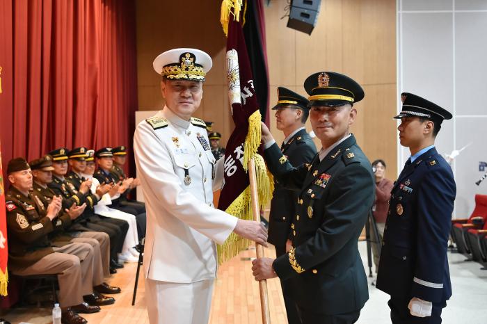 김명수(왼쪽) 합참의장이 30일 제8대 합참 주임원사로 취임한 김영일 원사에게 부사관단기를 수여하고 있다. 합참 제공