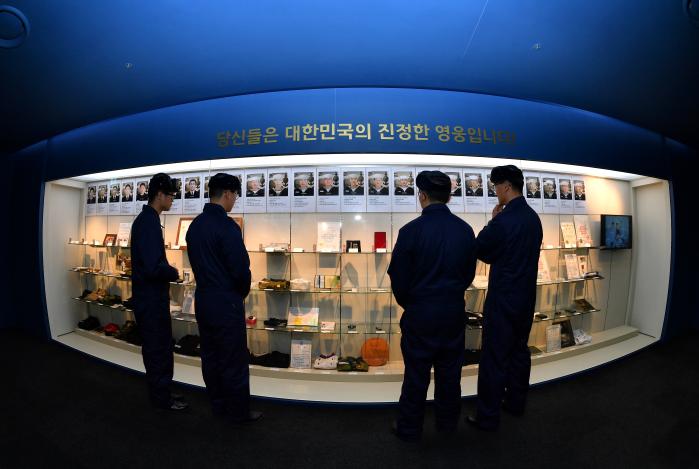 해군2함대 서해수호관이 1일부터 견학 병사 휴가 보상 현충시설로 새로 지정됐다. 서해수호관을 견학하는 장병들. 국방일보 DB