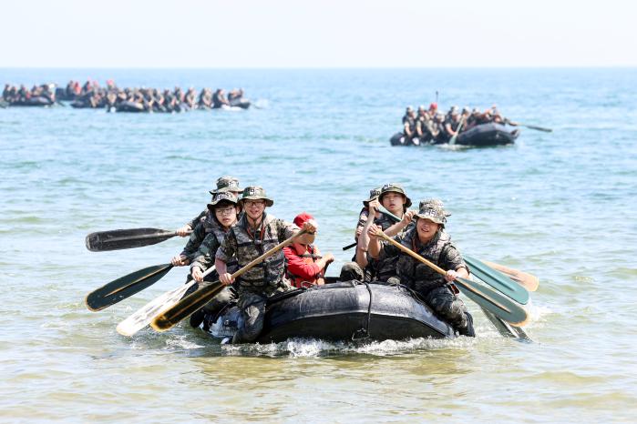 2025 해병대 여름 캠프 참가자들이 30일 경북 포항시 도구해안에서 소형고무보트(IBS) 위에 서해상페달링을하며거친파도를극복하고있다.