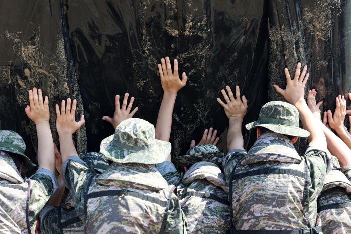 140㎏에 달하는IBS를 다함께 들어올리는 모습.