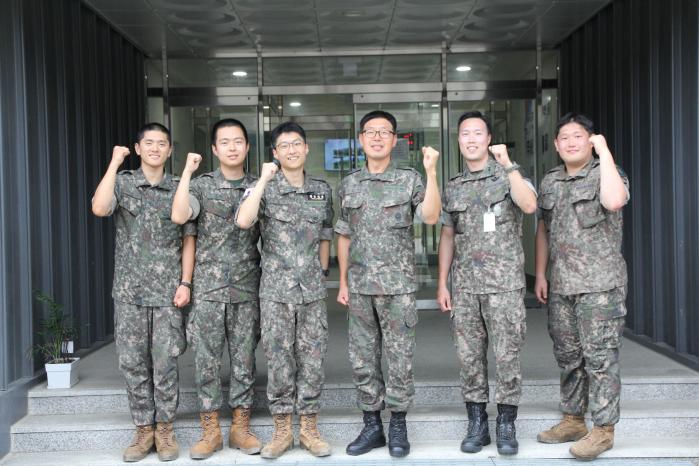 사고 차량에서 시민을 구출한 육군22사단 쌍호여단 장병들이 파이팅을 외치고 있다.