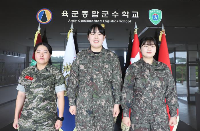 교통사고 현장에서 신속하게 대처한 육군종합군수학교 하지원(가운데)·윤소희(오른쪽) 육군중사, 한은비 해병대중사가 부대에서 사진을 찍고 있다.