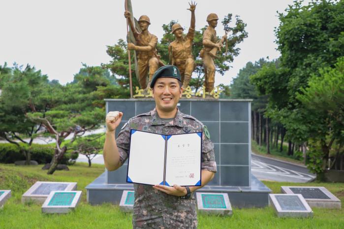 전복된 차량에서 시민을 구한 육군2신속대응사단 김지윤 소령이 지난 16일 양평소방서장에게서 받은 표창장을 들고 환하게 웃고 있다.