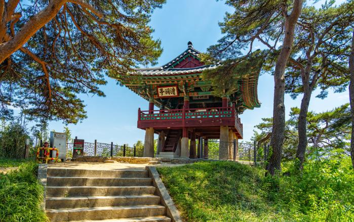 일출과 월출의 명소로 알려진 청간정. 