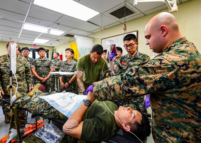 연합 의무훈련에 참가한 한미 장병들이 미측의 긴급수혈장비인 발키리 시연을 참관하고 있다.