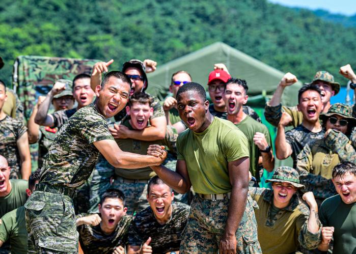 한미연합 화생방훈련을 성공적으로 마친 양국 해병대 장병들이 손을 맞잡으며 전우애를 다지고 있다.