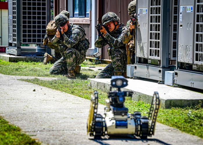 초소형 전술지상 로봇(MRGR)으로 폭발물을 탐지하며 주위를 경계하는 한미 해병대 장병들.