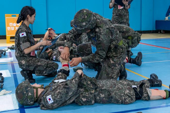 공군작전사령부가 개최한 ‘전투부상자 처치 히든 히어로’ 선발대회에서 참가자들이 교전 중 처치(지혈대) 사용법을 평가받고 있다. 부대 제공