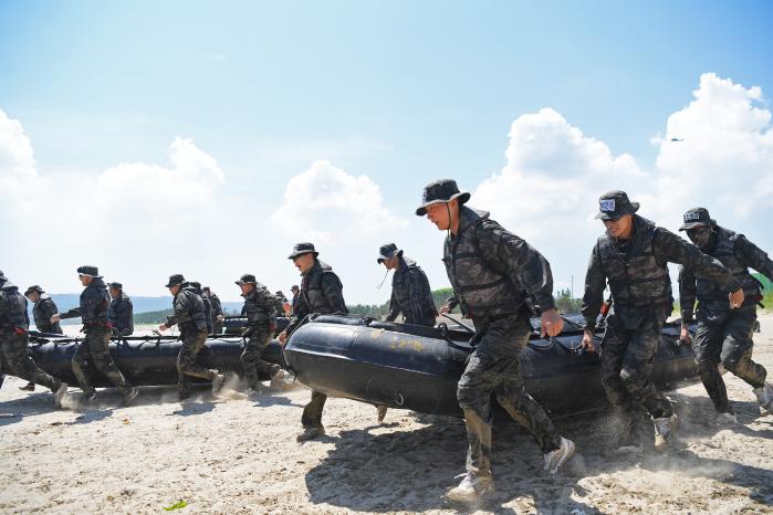 해병대1사단 32대대 장병들이 도구해안 훈련장에서 IBS를 들고 해상 진수를 하고 있다. 부대 제공