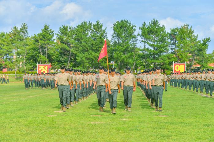 31일 해병대교육훈련단에서 열린 신병 1319기 수료식에서 부대 행사연병장에 도열해 있는 신병들