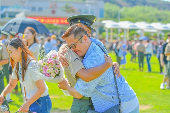 가족과 수료의 기쁨을 나누는 신병의 모습. 부대 제공