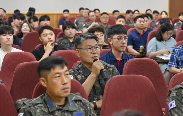 공군항공과학고등학교 교육·훈육 발전 대토론회에서 참석자가 의견을 제시하고 있다. 사진 제공=정준혁 하사