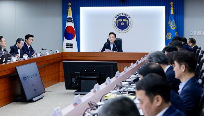 이재명 대통령이 31일 서울 용산 대통령실 청사에서 열린 6차 수석·보좌관 회의를 주재하며 발언하고 있다. 이 대통령은 이날 모두발언에서 “한미 관세협상 타결로 큰 산은 넘었지만, 국제 통상질서의 재편은 계속 가속화할 것”이라며 “국제적 파고에 맞서 우리 기업들이 자신감을 갖고 경제활동에 전념할 수 있도록 정부는 금융·재정 분야 규제 개선을 속도감 있게 준비해 달라”고 주문했다. 연합뉴스