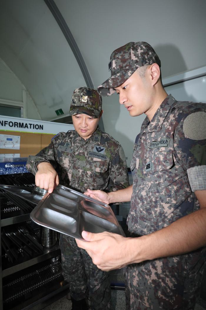 연일 이어지는 폭염으로 식중독 발생 위험이 커짐에 따라 안규백 국방부 장관이 지난달 30일 전군에 ‘식중독 예방 관리 강조’를 지시했다. 지시사항에는 조리 종사자와 식당·식자재·급수 등의 위생 관리가 강조됐다. 올바른 손 씻기·세탁 등 개인 위생 준수, 식중독 발생 시 즉시 보고 등 구체적인 예방 관리방안도 담겼다. 31일 국군복지단 장병들이 부대 병영식당에서 식중독 예방을 위한 식기류 위생 검사를 하는 모습. 조종원 기자