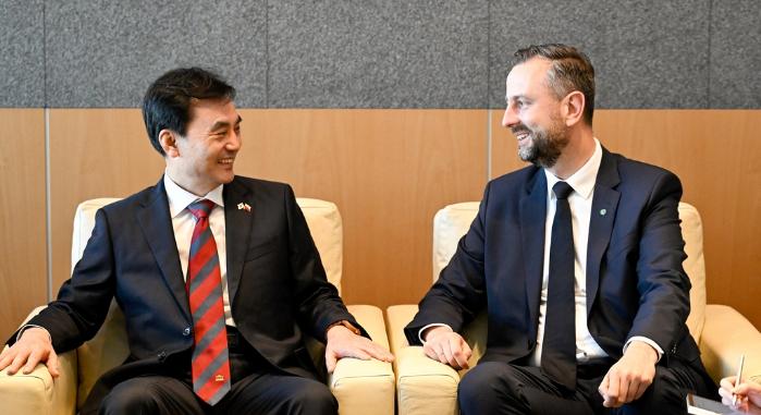 안규백(왼쪽) 국방부 장관이 지난 1일(현지시간) 폴란드 글리비체에서 브와디스와프 코시니아크카미시 폴란드 부총리 겸 국방장관과 회담을 갖고 있다.  국방부 제공