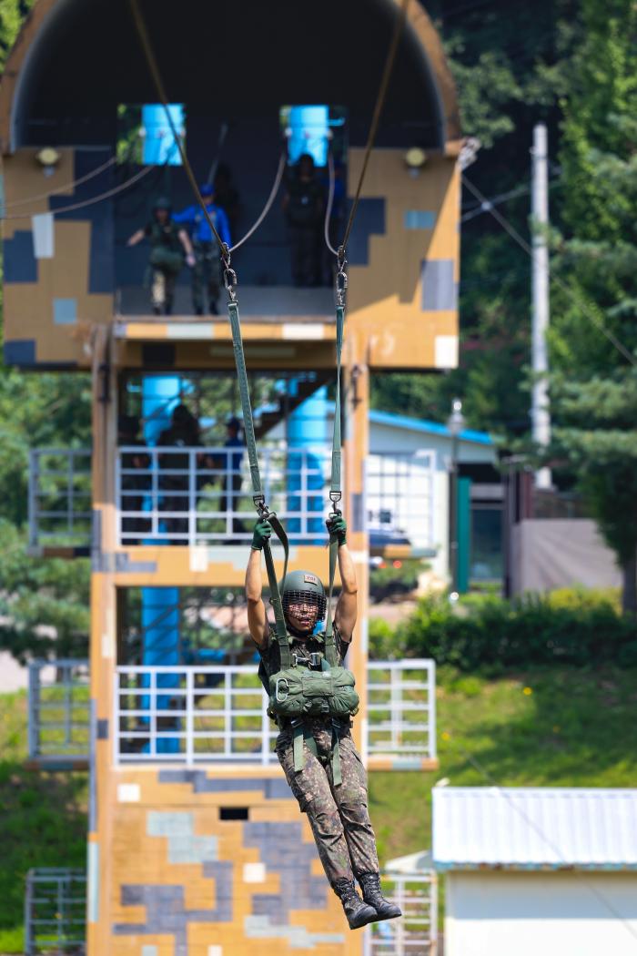 모형탑에서 신속하게 이탈하는 생도.