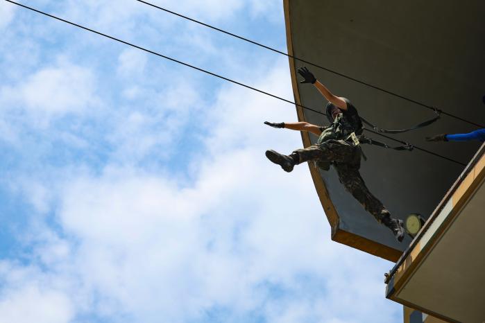 육군사관학교 3학년 생도가 지난달 30일 경기 광주시 육군특수전학교에서 공수기본 자격 과정의 하나로 모형탑 이탈훈련을 하고 있다.