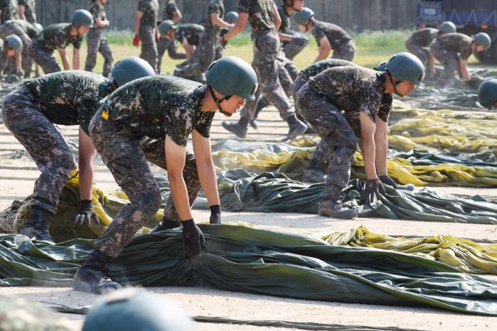 낙하산을 회수하는 생도들.
