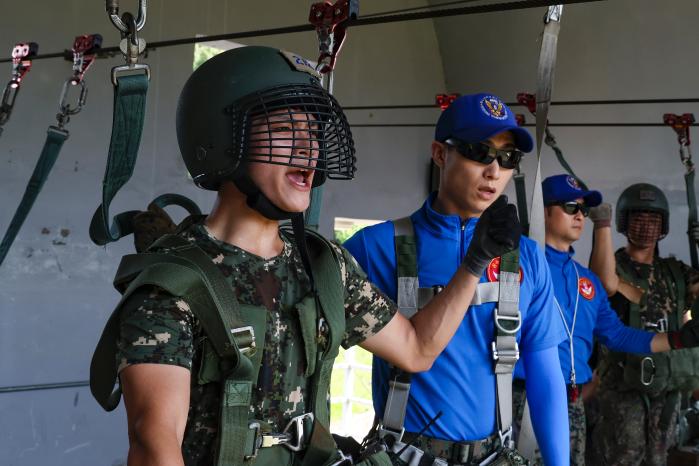 교관 지시에 따라 모형탑 이탈을 준비하는 생도.