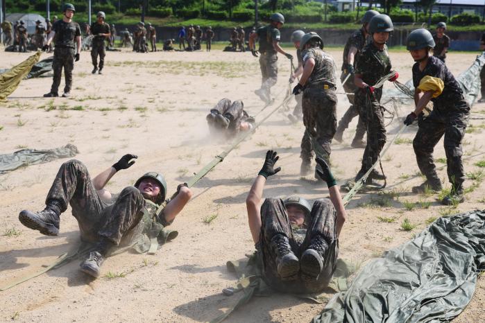 낙하산 전복법 절차를 익히는 생도들.