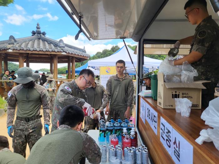 육군39보병사단 군종실이 마련한 커피차를 찾은 장병들이 시원한 음료를 마시면서 잠시 휴식하고 있다. 부대 제공
