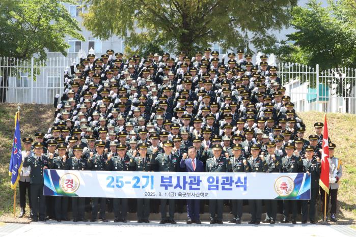 지난 1일 육군부사관학교에서 열린 25-2기 민간·장기복무·현역·예비역과정 육군 부사관 임관식에서 신임 부사관들과 주요 참석자들이 기념촬영을 하고 있다.