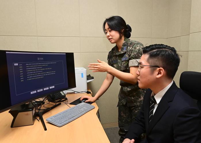 AI 기반 음성진술 처리시스템을 개발한 공군지능정보체계관리단 담당자(왼쪽)가 군 검사에게 사용법을 설명하고 있다. 부대 제공
