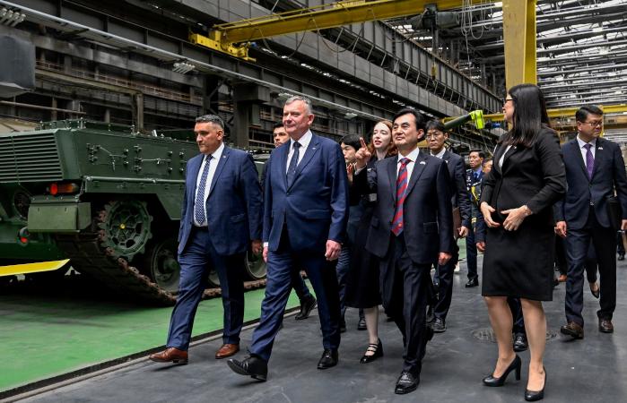 안규백(앞줄 오른쪽 둘째) 국방부 장관이 지난 1일(현지시간) 파베우 베이다(앞줄 왼쪽 둘째) 폴란드 국방차관과 함께 K2 전차를 현지 생산할 부마르 공장시설을 둘러보고 있다. 국방부 제공