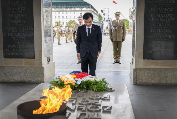 안규백 장관이 지난달 31일 폴란드 방문 첫 일정으로 무명용사의 묘를 찾아 헌화한 뒤 묵념하고 있다. 국방부 제공