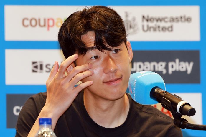 손흥민이 2일 서울 영등포구 IFC 더포럼에서 열린 기자회견에서 취재진의 질문을 듣고 있다. 연합뉴스