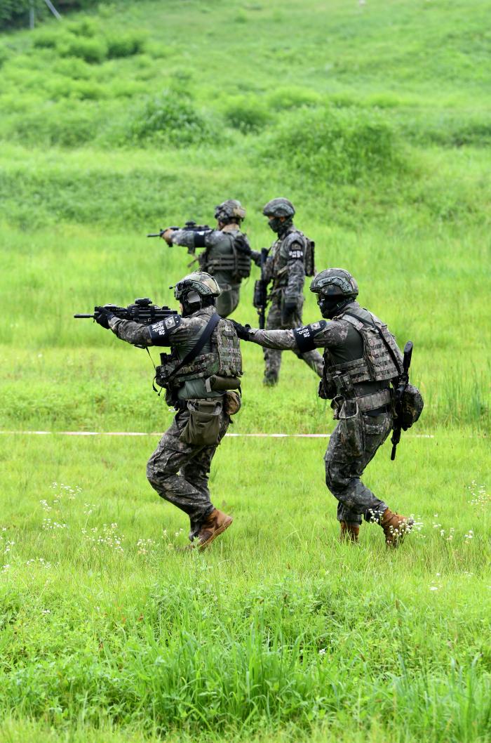 지난달 31일 JSA전술훈련장에서 육군1보병사단 수색대대 장병들이 즉각조치 사격훈련의 하나로 2명씩 조를 이뤄 기동사격을 하고 있다.