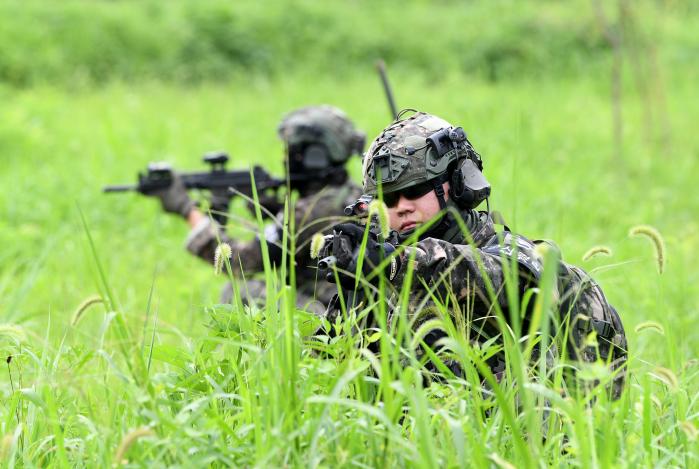 완벽한 DMZ 수색작전 위해 육군1보병사단 수색대대 작전팀 장병들이 경기 파주시 민간인통제선 이북지역에 있는 JSA전술훈련장에서 비무장지대(DMZ) 수색작전 투입에 앞서 통문 통과 절차를 숙달하고 있다. 조용학 기자
