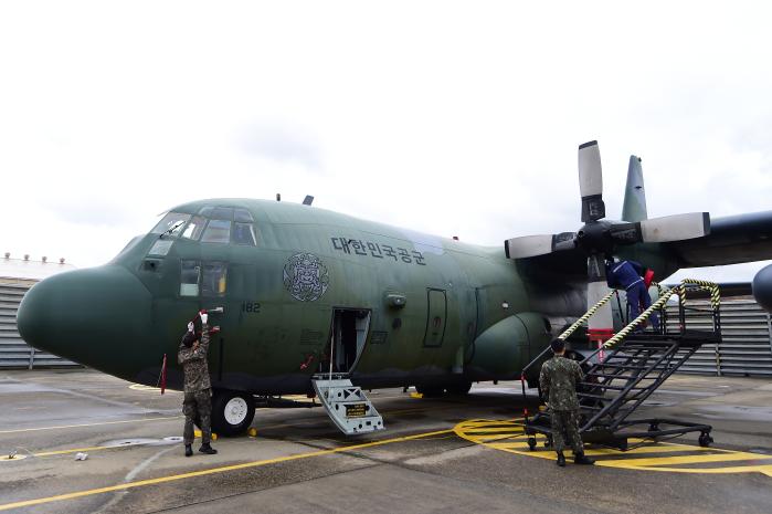 공군15특수임무비행단 장병들이 C-130H 수송기의 비행 전 점검을 하고 있다.