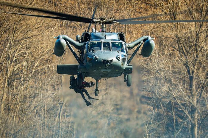 공군6탐색구조비행전대 장병들이 HH-60 헬기로 조난자 전투탐색구조훈련을 하고 있다.