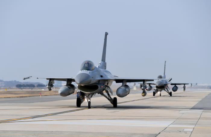 공군38전투비행전대 KF-16 전투기들이 이륙을 위해 활주로에 들어서고 있다.
