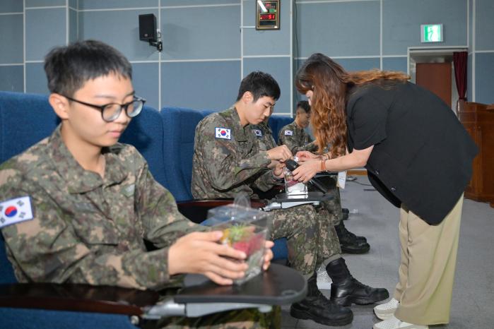 해군진해기지사령부가 4일 부대 내 충무복지관에서 부대 장병·군무원 대상으로 실시한 친환경 군생활 환경조성 교육에 참가한 장병들이 페트병을 활용해 업사이클링한 테라리움을 제작하고 있다. 사진 제공=변주원 하사
