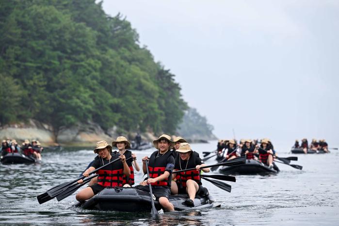 해군사관학교가 개최한 ‘제12회 바다로 캠프’에서 참가자들이 고무보트를 체험하고 있다. 부대 제공