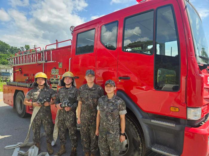 CCTV 감시 임무 중 부대 인근에서 난 불을 발견한 육군7군수지원단 탄약대대 이재우(맨 오른쪽) 상병, 박서준(오른쪽 둘째) 일병과 부대 소방대 장병들이 포즈를 취하고 있다. 부대 제공