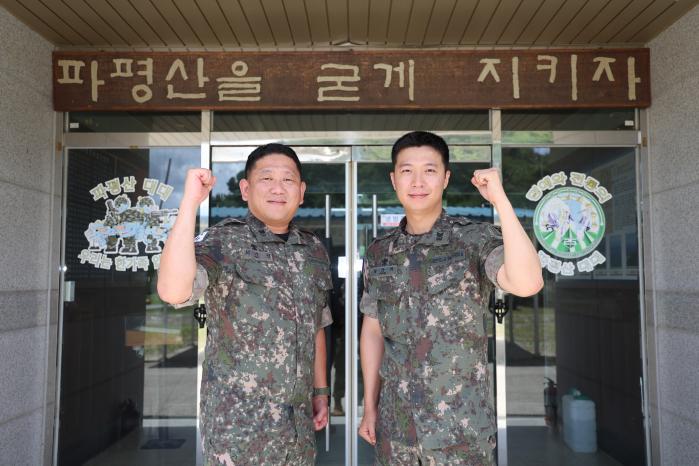 부대 인근 화재 진화에 이바지한 육군25보병사단 파평산대대 최기형(왼쪽)·송윤화 상사. 사진 제공=이선종 중사