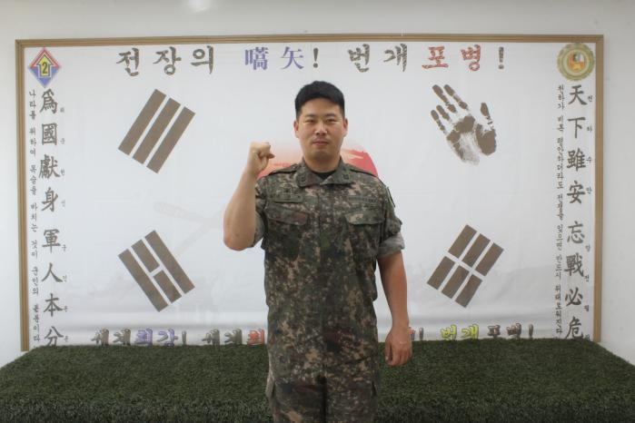 휴가 중 민간 식당에서 발생한 화재를 조기에 진압한 육군2기갑여단 번개포병대대 김재경 중사. 부대 제공