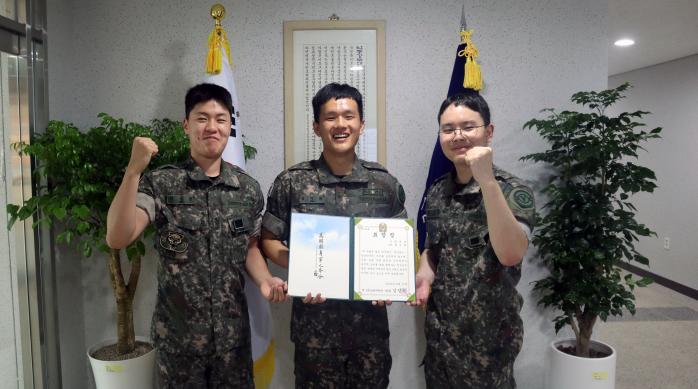 몰카범 검거에 기여한 육군50보병사단 낙동강여단 이성빈·김덕환 병장과 정민형 상병(왼쪽부터)이 여단장 표창장을 들어 보이고 있다. 부대 제공