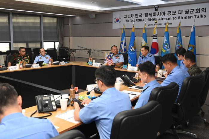 구상모(왼쪽 넷째) 공군정책실장이 5일 계룡대 공군본부에서 다또 하지 사하루딘 빈 만소르(왼쪽 셋째) 작전전략참모부장 등 말레이시아 공군대표단과 ‘공군 대 공군회의’를 하고 있다. 공군 제공