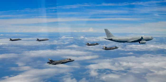 한·영 공군이 4일 오후 동해상에서 공중급유 훈련을 하고 있다. 영국 공군의 A-330 다목적 공중급유수송기(맨 오른쪽)가 F-35B 전투기에 공중급유하고 있는 모습. 공군 제공