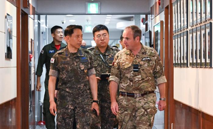 김형수(왼쪽) 공군작전사령관이 4일 앨런 마셜 영국 항공우주사령관과 한·영 공군의 협력 발전사항을 논의하며 접견장으로 이동하고 있다. 부대 제공
