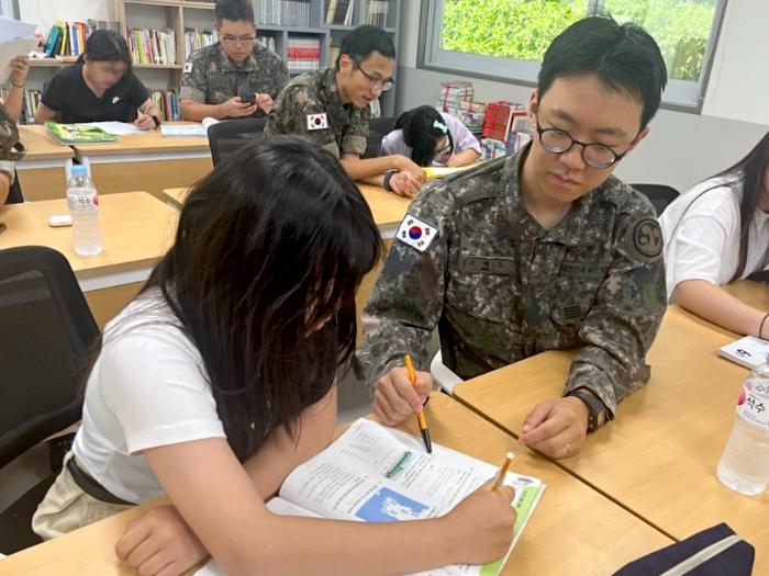 신예도 병장이 담당 학생의 학업성취도에 맞춰 수업을 하고 있다.