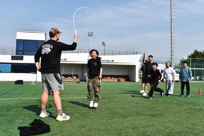 독수리여단 장병들이 부대 체육대회에 보리수동산 학생들을 초청해 즐거운 시간을 보내고 있다.