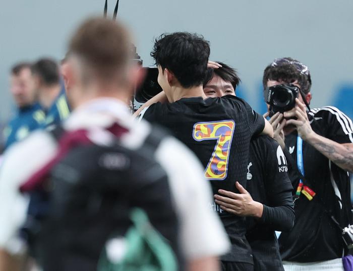 토트넘 양민혁(오른쪽)이 3일 서울월드컵경기장에서 열린 2025 쿠팡플레이 시리즈 뉴캐슬 유나이티드와의 친선경기가 끝난 뒤 손흥민과 포옹하고 있다. 연합뉴스