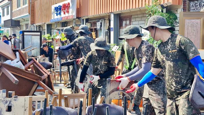 장병들 수해복구 구슬땀 육군31보병사단 장병들이 5일 전남 함평군 함평읍 일대에서 수해복구 작업을 하고 있다. 군은 안전조치를 강구한 가운데 지역과 상황에 맞는 대민지원을 펼치며 국민의 일상 회복을 돕고 있다.  부대 제공